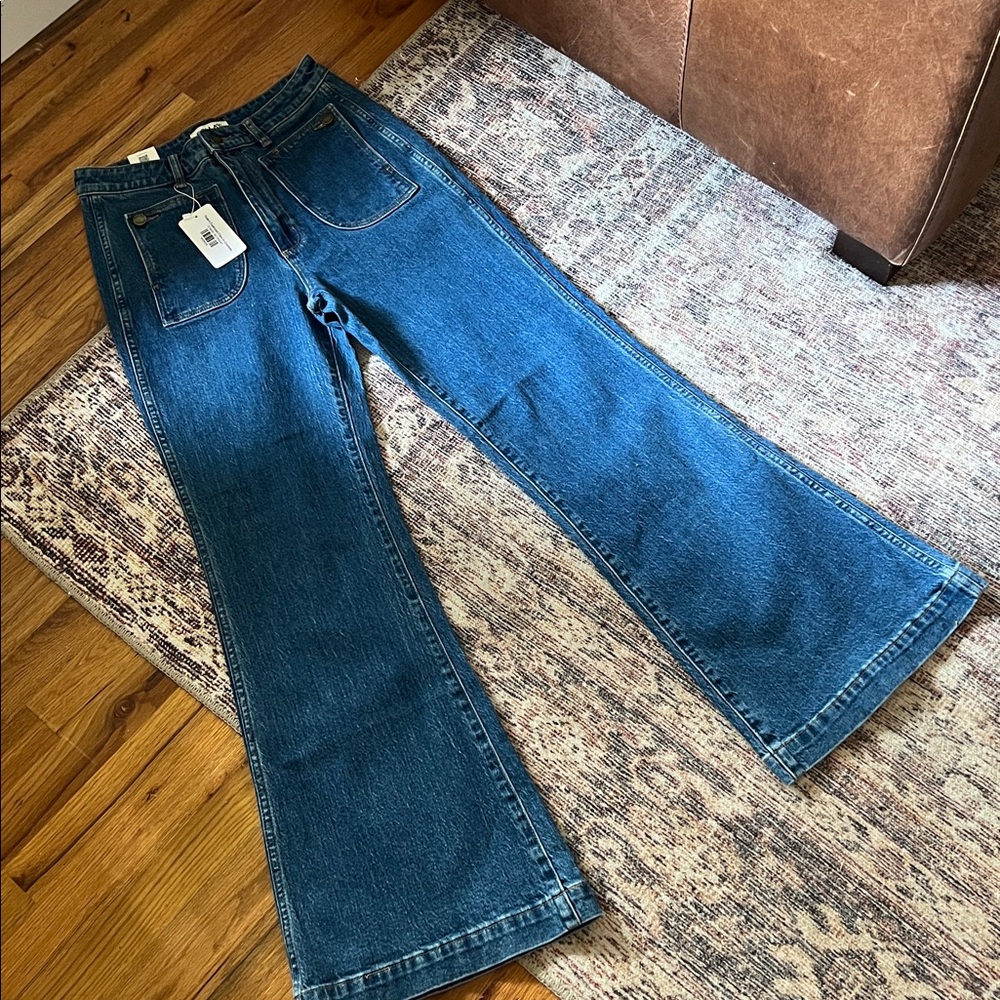 Rolla’s Eastcoast Flare in Charlotte Jeans - Picture 2 of 5